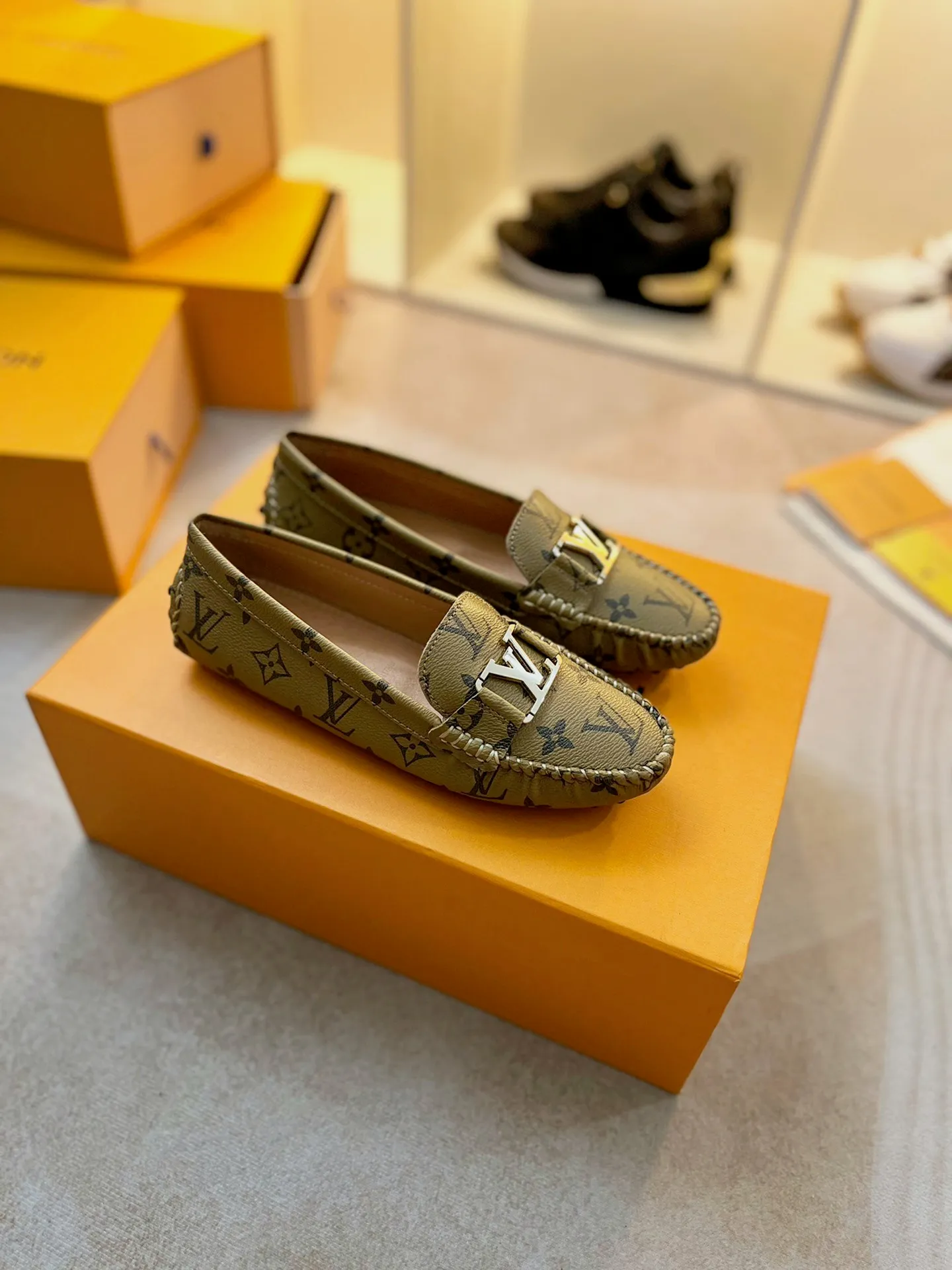 p460💰Couple model❤️🇫🇷 𝙇𝙤𝙪𝙞𝙨 𝙑𝙪𝙞𝙩𝙩𝙤𝙣 🇫🇷Louis Vuitton 2023 Classic𝓛𝓿 𝓣𝓻𝓪𝓲𝓷𝓮𝓻 Sports Series ➪➪➪¯ [Arizona Doudou Shoes Series] ▪️▪️▪️Arizona slip-on shoes are made of Monogram Eclipse canvas. Its hand-painted and dyed edges and hand-sewn uppers fully demonstrate Louis Vuitton's traditional shoemaking craftsmanship. This slip-on shoe is very lightweight. The integrated tongue and upper make it particularly comfortable and flexible. The soft outsole is equipped with rubber padding. Decorated with matching sash. Detailed features: ☑️Monogram Eclipse canvas ☑️Black Eclipse pattern ☑️Hand-painted shoe edges ☑️Hand-sewn uppers (each pair takes time to process) ☑️Integrated tongue and upper construction ☑️Outsole equipped with rubber lining ☑️size: 35_46